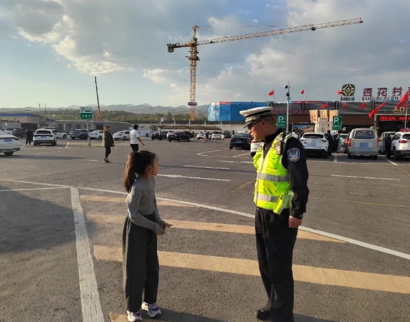孩子被粗心家长遗落，山西高速交警帮忙找回