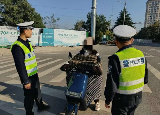 长治壶关交警：交通安全“无小事” 一盔一带践于行