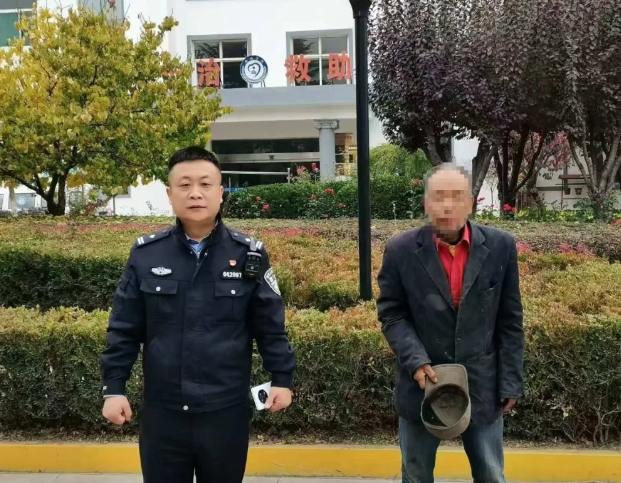 暖心！老人夜宿路边，幸好他们出现....
