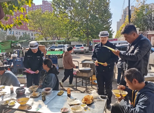 吕梁交城交警走进沿街商铺开展交通安全宣传活动