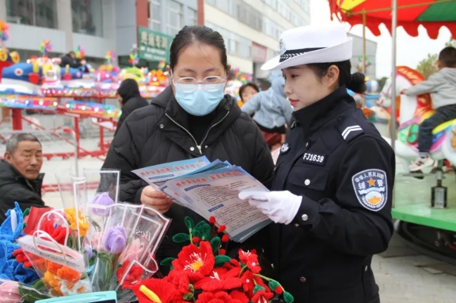 长治壶关交警：赶集忙宣传  贴近群众送“安全”