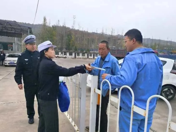 吕梁兴县交警走进辖区车辆检测站开展交通安全宣传活动