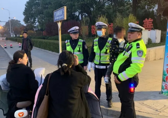 3岁男童走失街头  吕梁公安交警暖心救助！