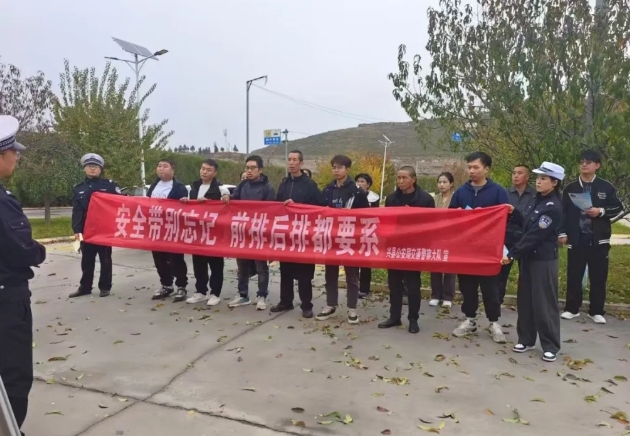 吕梁兴县交警走进驾校开展交通安全宣传活动