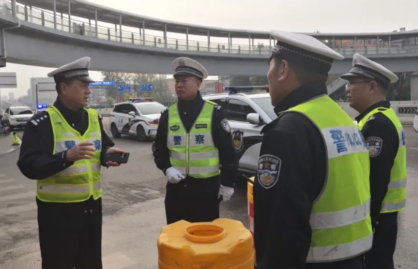 临汾公安交警支队直属二大队走进辖区工地开展冬季交通安全警示教育活动