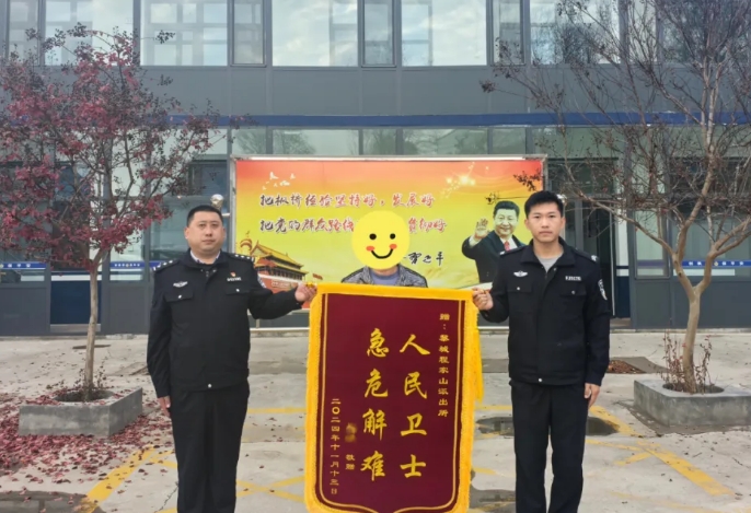 “大娘，不要怕，有我们在...”