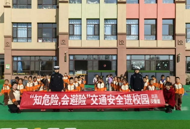 吕梁岚县：交警走进幼儿园，带着“萌娃”学安全