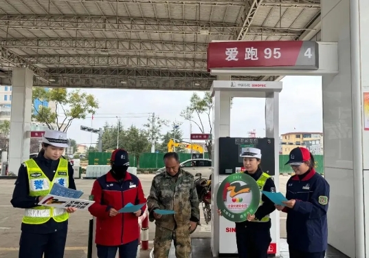 临汾公安交警走进辖区企业针对进城务工人员开展交通安全宣传活动