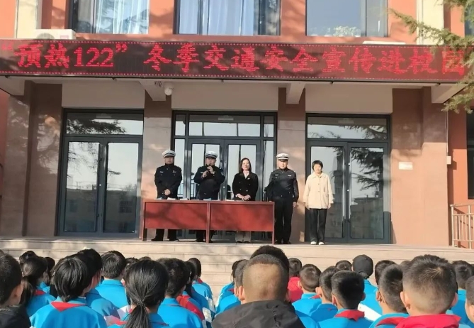 临汾公安交警走进辖区学校吹响“全国交通安全日”宣传号！