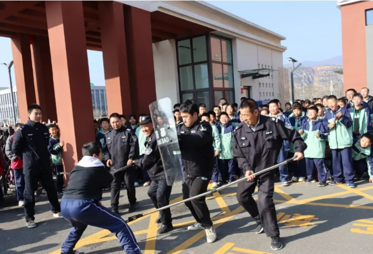 吕梁方山县公安局组织民警进校园指导开展最小作战单元应急演练