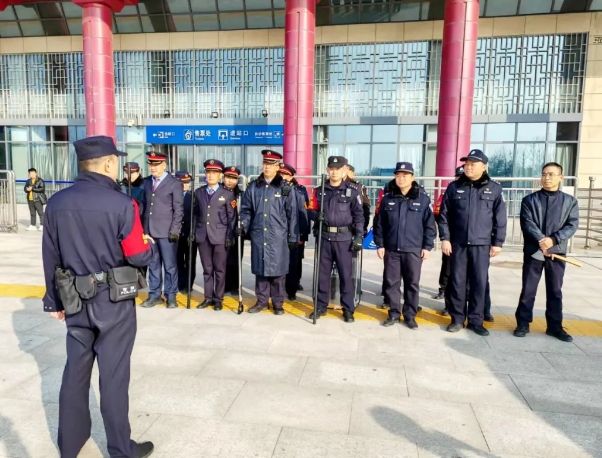 运城夏县：张营派出所联合北站派出所在高铁北站前进行反恐演练