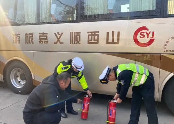 临汾公安交警走进辖区企业开展交通安全警示教育活动，把好交通安全“关”