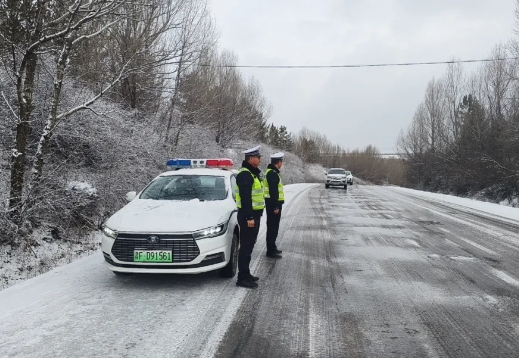 朔州右玉交警强化雪天路面管控 确保群众出行安全
