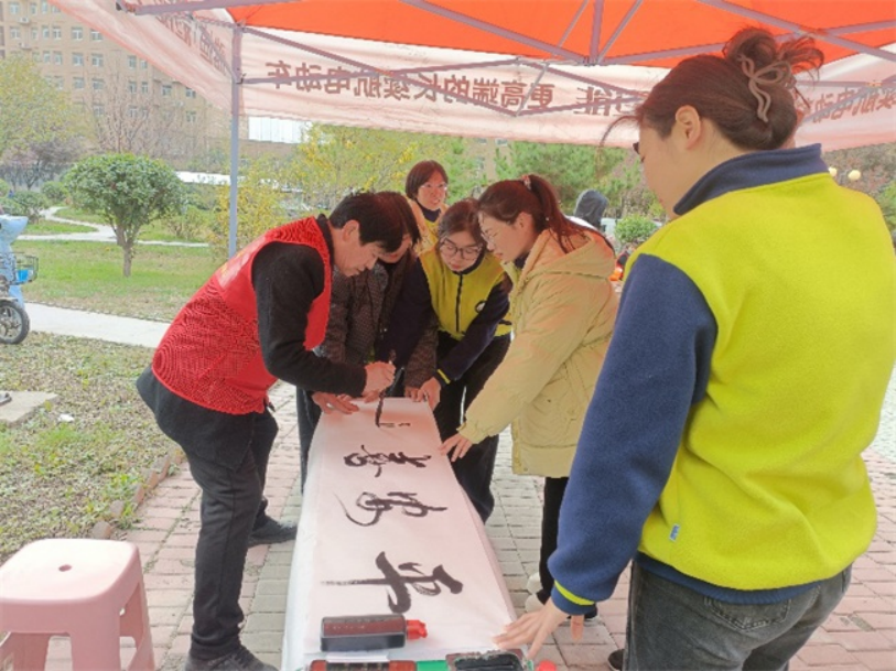 河南安阳：学雷锋纵队进社区活动，弘扬雷锋精神温暖人心574.png