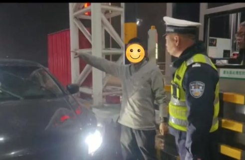 吕梁：恶劣天气车辆遇困  民警及时出手相助