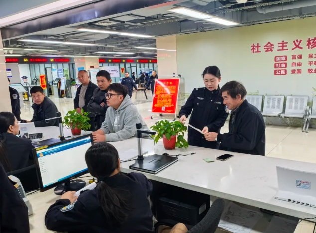 大宣传大整治——运城 稷山交警依托“窗口阵地”积极开展交通安全宣传活动