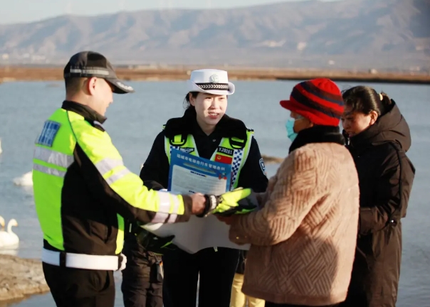 运城盐湖公安交警：交安宣传进天鹅景区，筑牢平安“风景线”