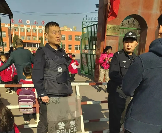 晋中平遥县南政派出所开展常态化“护学岗”活动