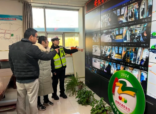 临汾洪洞交警走进公交公司开展“文明交通  携手共创”主题宣传活动