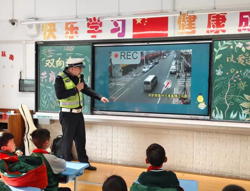 “预”见安全  气氛拉满！——吕梁汾阳交警进校园开展“122” 预热宣传进行时