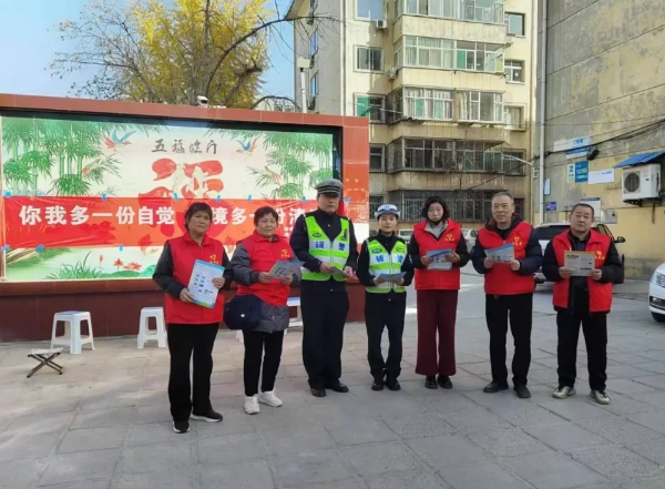 临汾市公安局交警支队直属一大队走进辖区社区开展冬季交通安全宣传教育活动