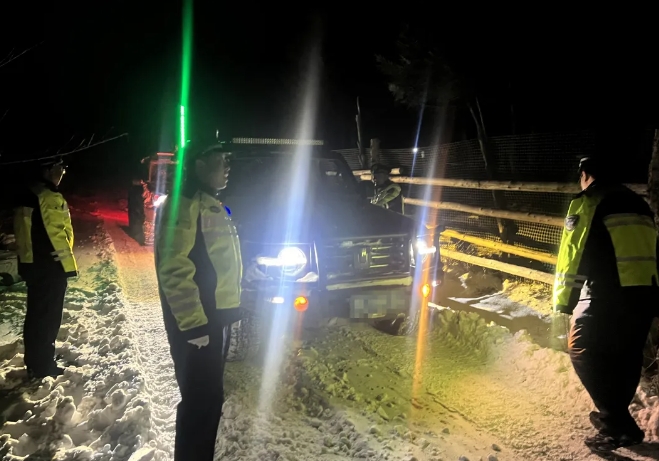 忻州宁武公安雪夜救援深山被困游客