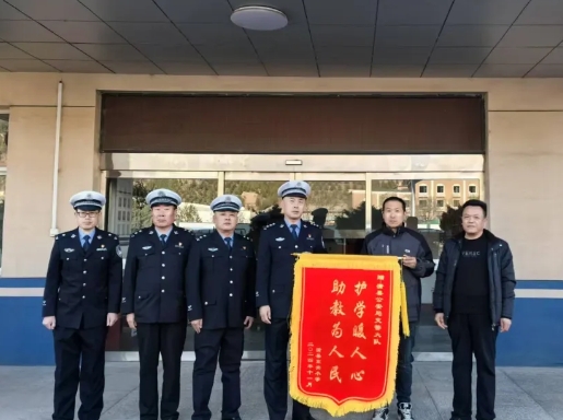 临汾蒲县：锦旗飘扬，交警护学暖人心