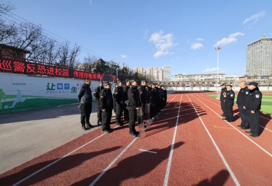 吕梁孝义：巡警反恐进校园，传授技能保平安