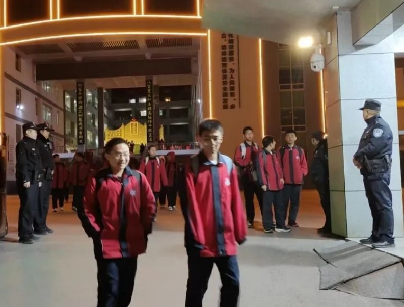 长治平顺县公安局巡特警大队常态化开展“护学岗”行动，全力筑牢校园“安全网”