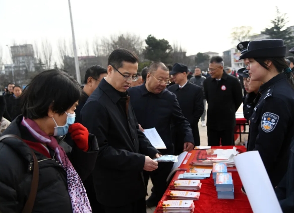 “宪”在身边与“法”同行！长治市公安局深入开展“宪法日”宣传活动