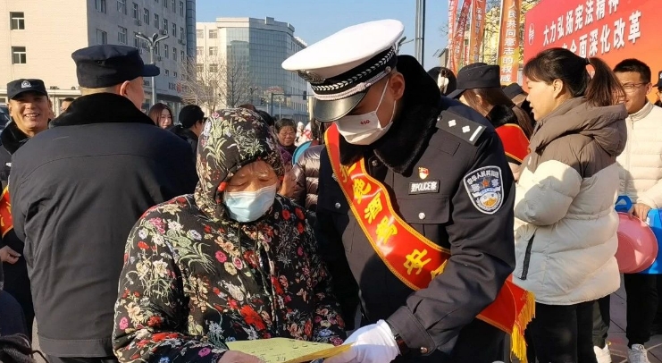 精彩呈“宪” 与“法”同行——吕梁交城交警借力“国家宪法日”开展道路交通安全宣传