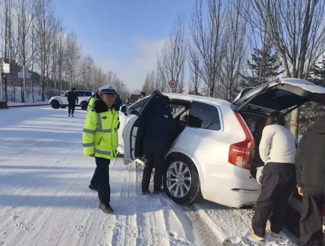 忻州宁武：迎战风雪保畅通  守护百姓平安路