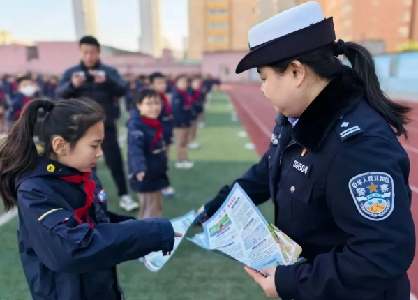 临汾公安交警全力守护“一老一小” 筑牢冬季交通安全防线