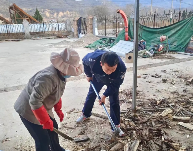 长治平顺：民警化身“砍柴工” 传递人间“温情暖”