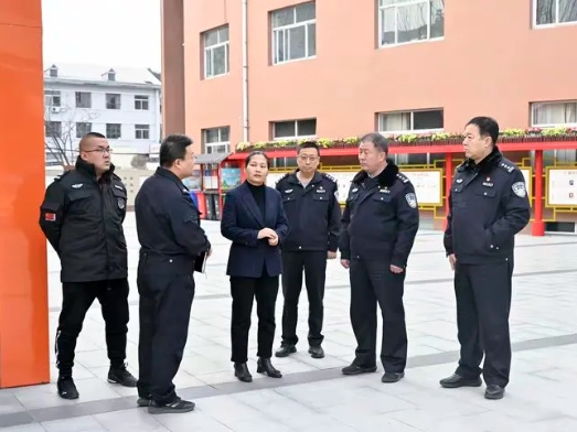 王继军在吕梁离石区朝阳小学检查校园安全防范工作