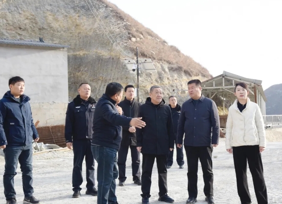 临汾曲沃县政府副县长、公安局党委书记、局长王博君前往杨谈乡开展安全检查工作