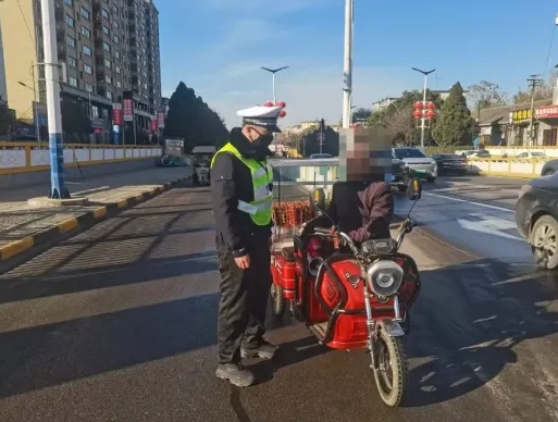 临汾公安交警持续开展三轮车“严禁违法载人”整治宣传活动
