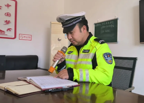 大喇叭语音播报 ，临汾公安交警贴近群众、 贴近生活开展冬季交通安全宣传活动