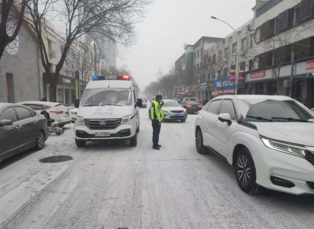 临汾蒲县公安交警雪天执勤保畅通 守护群众平安路