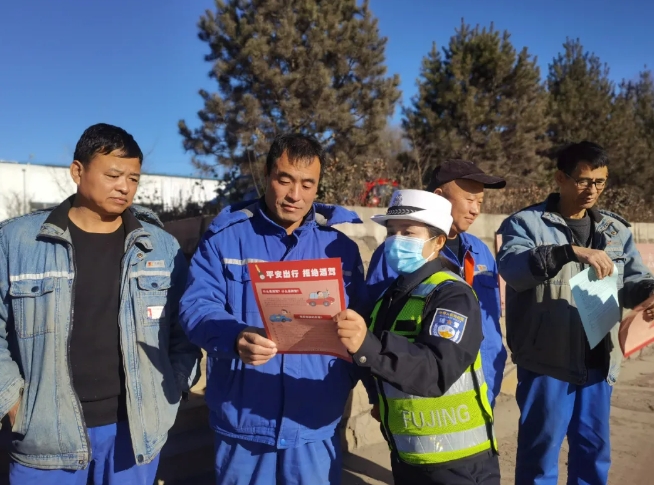 临汾安泽公安交警联合交通运输部门深入辖区运输企业敲响冬季安全“警钟”