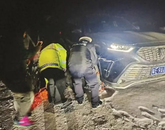 雪天出行被困山路  吕梁方山交警及时救助