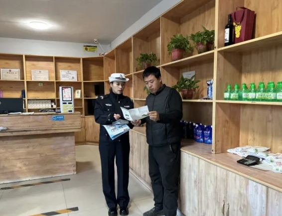吕梁交警走进加油站加满交通安全“油”