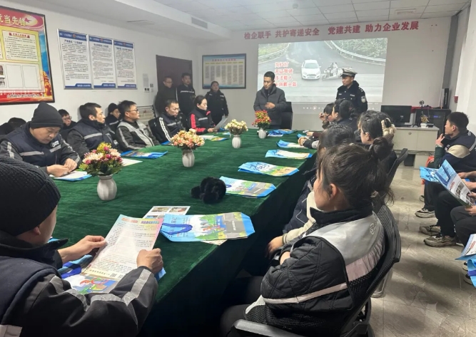 运城临猗公安交警：物流企业宣交安  绷紧快递“安全弦”