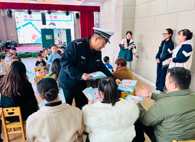 临汾侯马：交通安全进校园 家长会上“话”安全