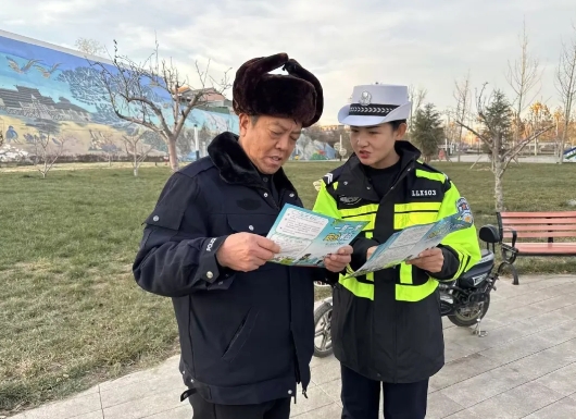 临汾公安交警交通安全宣传“不降温” 走村入户“唠”安全