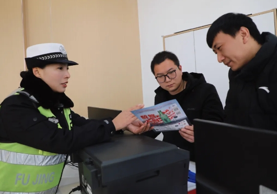 临汾洪洞：交警宣传进社区，贴近群众话安全