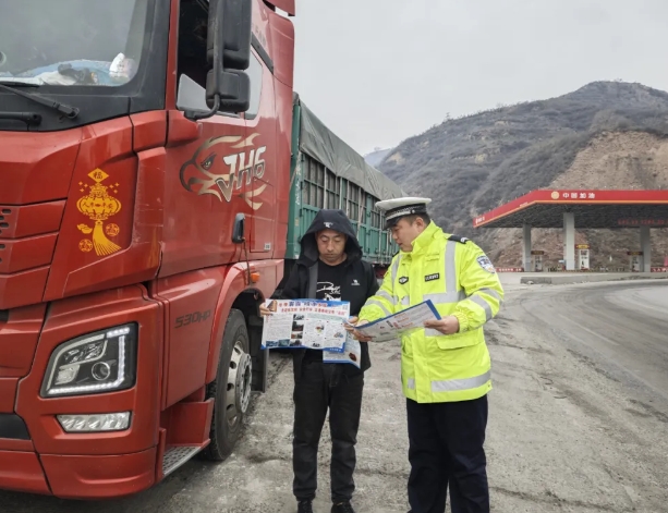 吕梁文水交警开展冬季行车严禁“水浇刹车”宣传行动