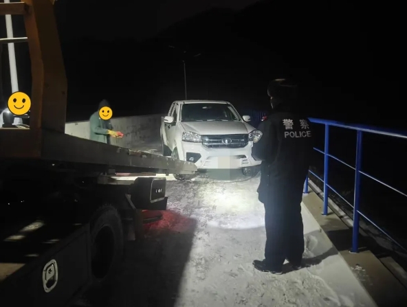 雪夜无情“警”有情  迎战风雪保平安——朔州应县公安局南河种派出所积极救助被困车