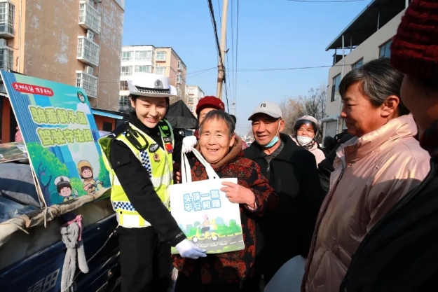 运城盐湖公安交警：“赶大集” 讲安全