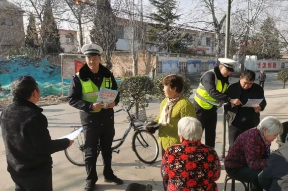 临汾公安交警走村入户“唠”安全，筑牢乡村平安路